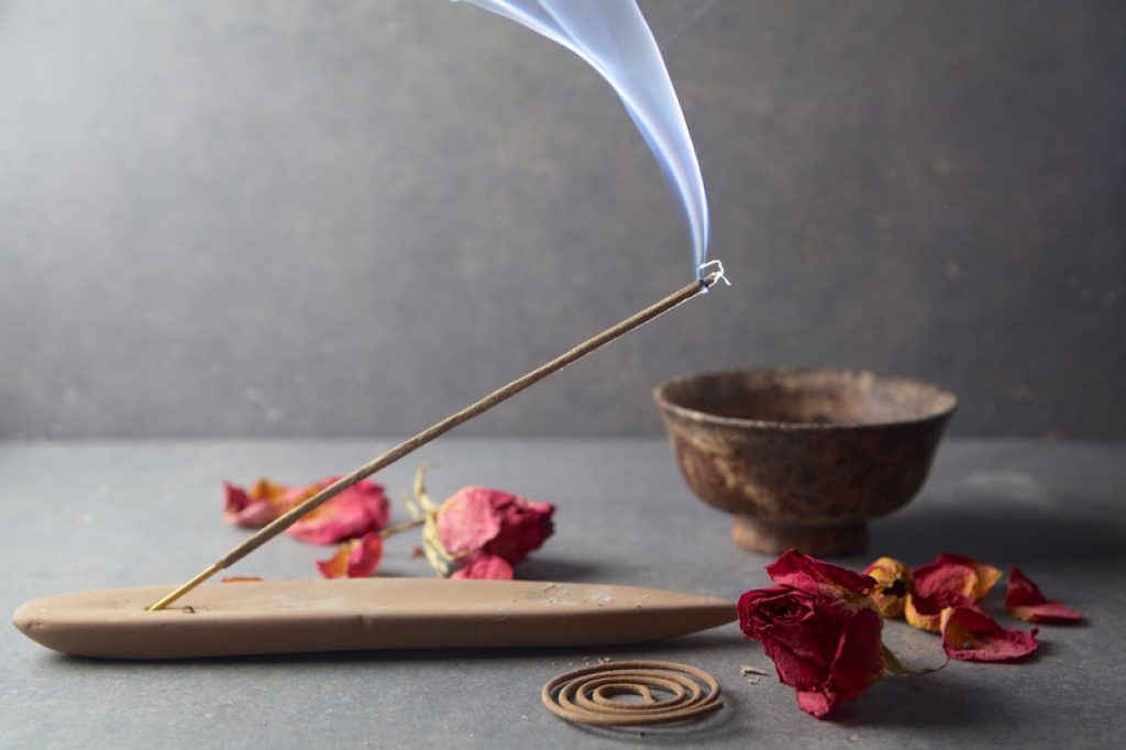 Understanding Smells and Incenses: 7 Great Benefits of Aromatherapy